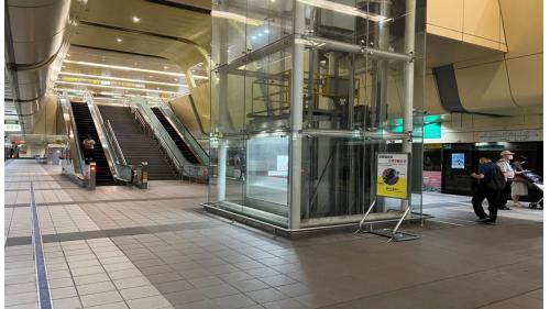 &nbsp;         南京復興站為松山新店線之轉乘站，位於復興北路及南京東路三段上南京復興站體為地上四層及地下三層，共設有8個出入口，地上三樓為文湖線之大廳及月台層，地上四樓為天橋層，可藉此轉換乘車方向;地下一層為轉乘通道層，地下二層為松山新店線之大廳層，地下三樓為松山新店線之月台層。