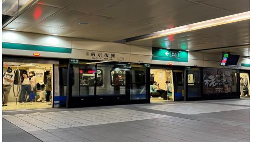 &nbsp;         南京復興站為松山新店線之轉乘站，位於復興北路及南京東路三段上南京復興站體為地上四層及地下三層，共設有8個出入口，地上三樓為文湖線之大廳及月台層，地上四樓為天橋層，可藉此轉換乘車方向;地下一層為轉乘通道層，地下二層為松山新店線之大廳層，地下三樓為松山新店線之月台層。