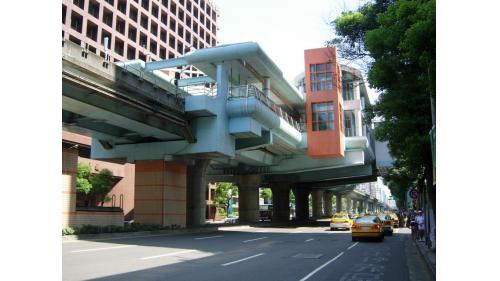&nbsp;         中山國中站編號為BR12，位於復興北路上，於1996年3月通車啟用。車站並聯合開發辦公大樓共構，周遭設有西華飯店以及中山國中等。中山國中站體為地上四層，設有1處出入口，三樓為大廳及月台層，地上四樓為天橋層，可供民眾挑選乘車方向，設有兩座側式月台。