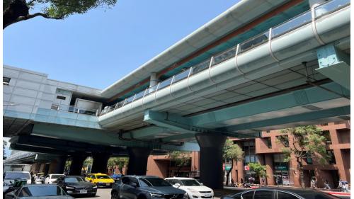 &nbsp;         中山國中站編號為BR12，位於復興北路上，於1996年3月通車啟用。車站並聯合開發辦公大樓共構，周遭設有西華飯店以及中山國中等。中山國中站體為地上四層，設有1處出入口，三樓為大廳及月台層，地上四樓為天橋層，可供民眾挑選乘車方向，設有兩座側式月台。