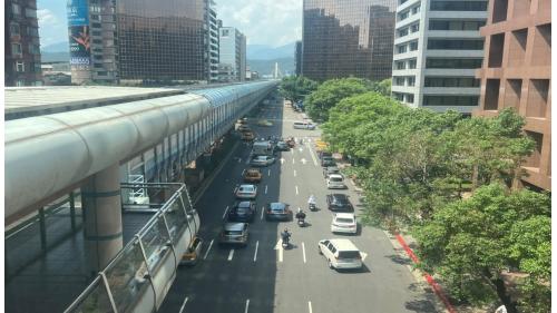 &nbsp;         中山國中站編號為BR12，位於復興北路上，於1996年3月通車啟用。車站並聯合開發辦公大樓共構，周遭設有西華飯店以及中山國中等。中山國中站體為地上四層，設有1處出入口，三樓為大廳及月台層，地上四樓為天橋層，可供民眾挑選乘車方向，設有兩座側式月台。