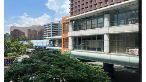 &nbsp;         中山國中站編號為BR12，位於復興北路上，於1996年3月通車啟用。車站並聯合開發辦公大樓共構，周遭設有西華飯店以及中山國中等。中山國中站體為地上四層，設有1處出入口，三樓為大廳及月台層，地上四樓為天橋層，可供民眾挑選乘車方向，設有兩座側式月台。