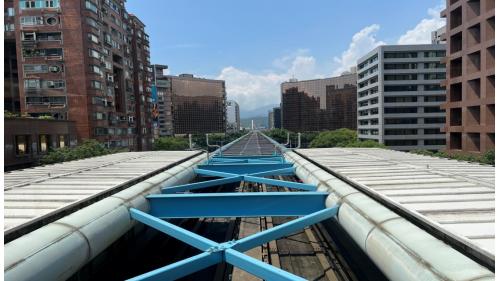 &nbsp;         中山國中站編號為BR12，位於復興北路上，於1996年3月通車啟用。車站並聯合開發辦公大樓共構，周遭設有西華飯店以及中山國中等。中山國中站體為地上四層，設有1處出入口，三樓為大廳及月台層，地上四樓為天橋層，可供民眾挑選乘車方向，設有兩座側式月台。