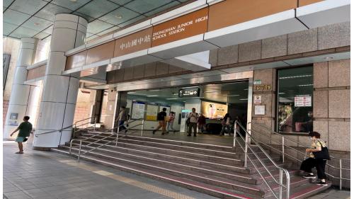 &nbsp;         中山國中站編號為BR12，位於復興北路上，於1996年3月通車啟用。車站並聯合開發辦公大樓共構，周遭設有西華飯店以及中山國中等。中山國中站體為地上四層，設有1處出入口，三樓為大廳及月台層，地上四樓為天橋層，可供民眾挑選乘車方向，設有兩座側式月台。