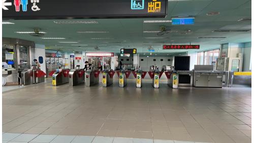 &nbsp;         中山國中站編號為BR12，位於復興北路上，於1996年3月通車啟用。車站並聯合開發辦公大樓共構，周遭設有西華飯店以及中山國中等。中山國中站體為地上四層，設有1處出入口，三樓為大廳及月台層，地上四樓為天橋層，可供民眾挑選乘車方向，設有兩座側式月台。