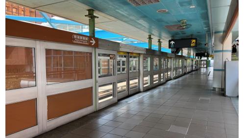 &nbsp;         中山國中站編號為BR12，位於復興北路上，於1996年3月通車啟用。車站並聯合開發辦公大樓共構，周遭設有西華飯店以及中山國中等。中山國中站體為地上四層，設有1處出入口，三樓為大廳及月台層，地上四樓為天橋層，可供民眾挑選乘車方向，設有兩座側式月台。【圖/第一月台，往南港展覽館方向】