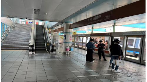 &nbsp;         中山國中站編號為BR12，位於復興北路上，於1996年3月通車啟用。車站並聯合開發辦公大樓共構，周遭設有西華飯店以及中山國中等。中山國中站體為地上四層，設有1處出入口，三樓為大廳及月台層，地上四樓為天橋層，可供民眾挑選乘車方向，設有兩座側式月台。【圖/第二月台，往動物園方向】