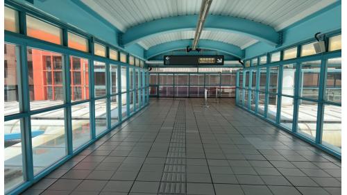 &nbsp;         中山國中站編號為BR12，位於復興北路上，於1996年3月通車啟用。車站並聯合開發辦公大樓共構，周遭設有西華飯店以及中山國中等。中山國中站體為地上四層，設有1處出入口，三樓為大廳及月台層，地上四樓為天橋層，可供民眾挑選乘車方向，設有兩座側式月台。
