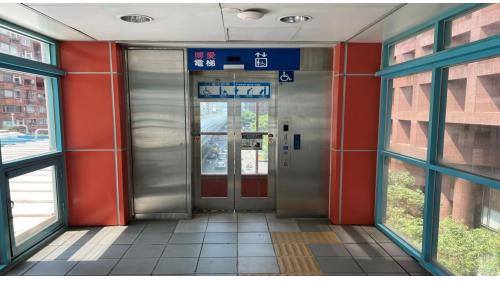 &nbsp;         中山國中站編號為BR12，位於復興北路上，於1996年3月通車啟用。車站並聯合開發辦公大樓共構，周遭設有西華飯店以及中山國中等。中山國中站體為地上四層，設有1處出入口，三樓為大廳及月台層，地上四樓為天橋層，可供民眾挑選乘車方向，設有兩座側式月台。【圖/天橋層博愛電梯可至1樓大廳層】