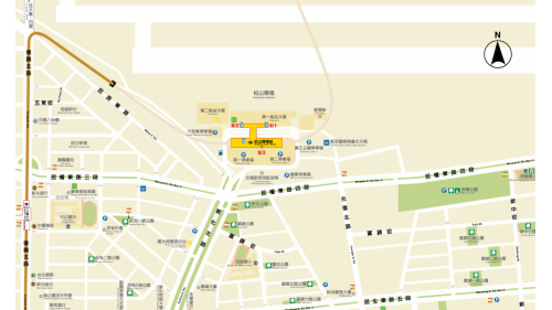 松山機場站編號為R13，位於敦化北路上，於2009年7月通車啟用。本路段因緊鄰松山機場，為考量飛機起降，以潛盾隧道穿越，以及整體工程需確保不影響機場之營運，以明挖覆蓋工法開挖施工。中山國中站行經松山機場站，有一V型急彎爬坡段，為確保行車安全，其速度相當緩慢，故可於此欣賞機場起降之景觀，車站附近有臺北松山機場、交通部民用航空局，於一號出口可前往第一航廈國際線。