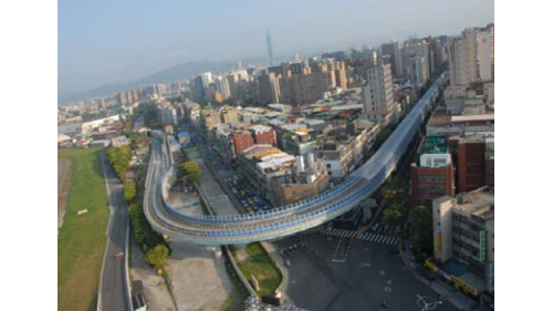 中山國中站往松山機場站之間，有一V型急彎爬坡段，為確保行車安全，其速度相當緩慢，故可於此欣賞機場飛機起降之景觀。【圖/中山國中站往松山機場站之間V型急彎爬坡段】