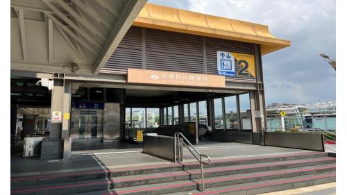松山機場站位於敦化北路上，松山機場站為地下四層車站，設3處出入口，地下一樓為連通層，地下二樓為大廳層;地下三樓為夾層，地下四樓為月台層，設有一座島式月台及全高式月台門。【圖/臺北捷運松山機場站2號出口-第二航廈西側】