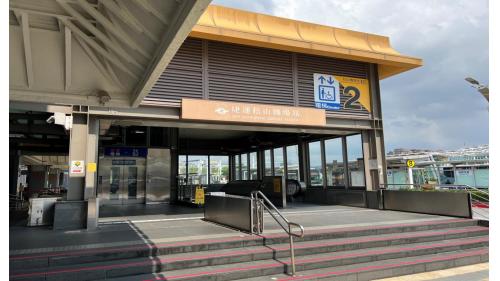 松山機場站位於敦化北路上，松山機場站為地下四層車站，設3處出入口，地下一樓為連通層，地下二樓為大廳層;地下三樓為夾層，地下四樓為月台層，設有一座島式月台及全高式月台門。【圖/臺北捷運松山機場站2號出口-第二航廈西側】