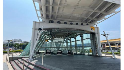 松山機場站位於敦化北路上，松山機場站為地下四層車站，設3處出入口，地下一樓為連通層，地下二樓為大廳層;地下三樓為夾層，地下四樓為月台層，設有一座島式月台及全高式月台門。【圖/臺北捷運松山機場站3號出口-位於敦化北路，第一航廈外，近停車場】
&nbsp;
