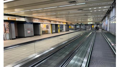 松山機場站位於敦化北路上，松山機場站為地下四層車站，設3處出入口，地下一樓為連通層，地下二樓為大廳層;地下三樓為夾層，地下四樓為月台層，設有一座島式月台及全高式月台門。【圖/捷運松山機場站通道層】
&nbsp;
