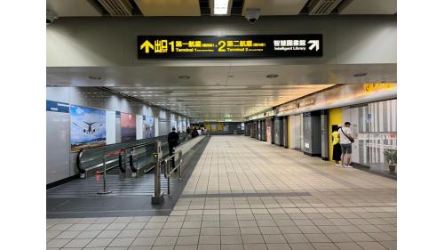 松山機場站位於敦化北路上，松山機場站為地下四層車站，設3處出入口，地下一樓為連通層，地下二樓為大廳層;地下三樓為夾層，地下四樓為月台層，設有一座島式月台及全高式月台門。
&nbsp;