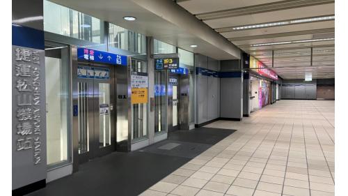 松山機場站位於敦化北路上，松山機場站為地下四層車站，設3處出入口，地下一樓為連通層，地下二樓為大廳層;地下三樓為夾層，地下四樓為月台層，設有一座島式月台及全高式月台門。
&nbsp;