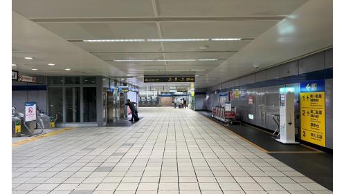 松山機場站位於敦化北路上，松山機場站為地下四層車站，設3處出入口，地下一樓為連通層，地下二樓為大廳層;地下三樓為夾層，地下四樓為月台層，設有一座島式月台及全高式月台門。
&nbsp;