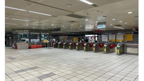松山機場站位於敦化北路上，松山機場站為地下四層車站，設3處出入口，地下一樓為連通層，地下二樓為大廳層;地下三樓為夾層，地下四樓為月台層，設有一座島式月台及全高式月台門。
&nbsp;