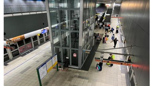 松山機場站位於敦化北路上，松山機場站為地下四層車站，設3處出入口，地下一樓為連通層，地下二樓為大廳層;地下三樓為夾層，地下四樓為月台層，設有一座島式月台及全高式月台門。【圖/由大廳層俯瞰月台層】
&nbsp;
