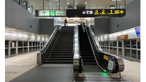 松山機場站位於敦化北路上，松山機場站為地下四層車站，設3處出入口，地下一樓為連通層，地下二樓為大廳層;地下三樓為夾層，地下四樓為月台層，設有一座島式月台及全高式月台門。
&nbsp;