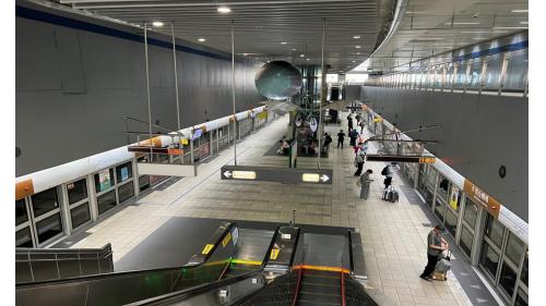 松山機場站位於敦化北路上，松山機場站為地下四層車站，設3處出入口，地下一樓為連通層，地下二樓為大廳層;地下三樓為夾層，地下四樓為月台層，設有一座島式月台及全高式月台門。
&nbsp;