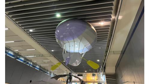 松山機場站位於敦化北路上，站內外設置公共藝術有《大旅行時代》、《展翅》、《飛行計畫》及《夢想飛行》等。【圖/臺北捷運松山機場站公共藝術作品「夢想飛行」】