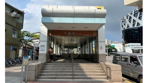 大直站站體為地下二層車站，設有3處出入口，所有出口皆位於車站北端，無障礙電梯位於出口1、3。車站附近設有海峽交流基金會。【圖/台北捷運内湖線大直站3号出口】
&nbsp;