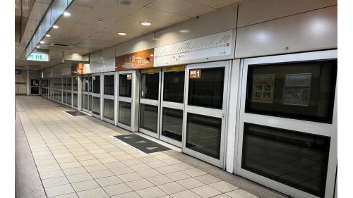 大直站站體為地下二層車站，設有3處出入口，地下一樓為大廳層，地下二樓為月台層，為一島式月台設有全高式月台門。【圖/一月台，文湖線往南港展覽館方向】