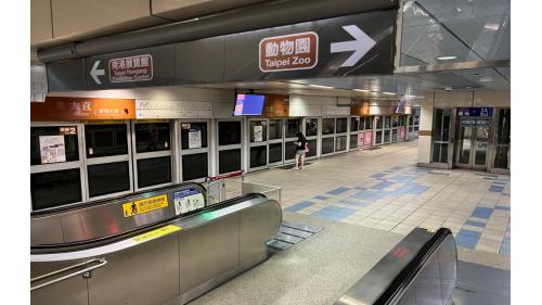 大直站站體為地下二層車站，設有3處出入口，地下一樓為大廳層，地下二樓為月台層，為一島式月台設有全高式月台門。