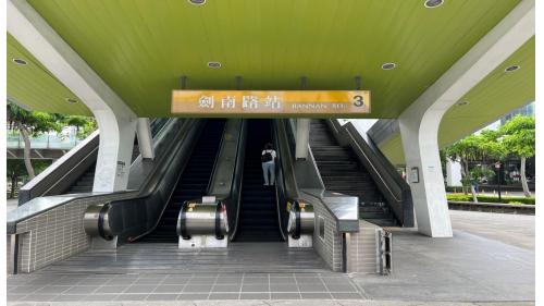 劍南路站位於北安路上，副站名美麗華，於2009年隨著內湖線通車，劍南路站站體為高架四層車站，共設3處出入口，二樓為一夾層，三樓為大廳層及月台層，四樓為天橋層，設有月台連絡天橋，可供民眾選擇搭乘方向，劍南路站設有兩座側式月台及全高式月台門。
