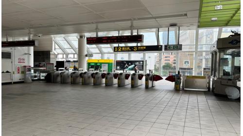 &nbsp;捷運內湖線沿線車站劍南路站(BR15)大廳層驗票閘門：劍南路站位於北安路上，副站名美麗華，於2009年隨著內湖線通車，劍南路站站體為高架四層車站，共設3處出入口，二樓為一夾層，三樓為大廳層及月台層，四樓為天橋層，設有月台連絡天橋，可供民眾選擇搭乘方向，劍南路站設有兩座側式月台及全高式月台門。
&nbsp;