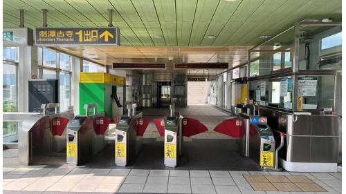 劍南路站位於北安路上，副站名美麗華，於2009年隨著內湖線通車，劍南路站站體為高架四層車站，共設3處出入口，二樓為一夾層，三樓為大廳層及月台層，四樓為天橋層，設有月台連絡天橋，可供民眾選擇搭乘方向，劍南路站設有兩座側式月台及全高式月台門。