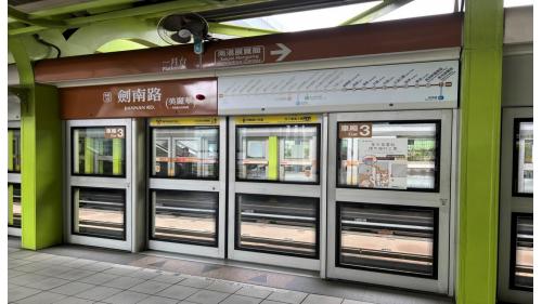 &nbsp;捷運內湖線沿線車站劍南路站(BR15)月台層：劍南路站位於北安路上，副站名美麗華，於2009年隨著內湖線通車，劍南路站站體為高架四層車站，共設3處出入口，二樓為一夾層，三樓為大廳層及月台層，四樓為天橋層，設有月台連絡天橋，可供民眾選擇搭乘方向，劍南路站設有兩座側式月台及全高式月台門。【圖/一月台，文湖線往南港展覽館方向】
&nbsp;
