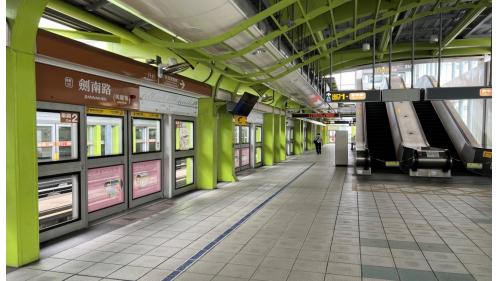 劍南路站位於北安路上，副站名美麗華，於2009年隨著內湖線通車，劍南路站站體為高架四層車站，共設3處出入口，二樓為一夾層，三樓為大廳層及月台層，四樓為天橋層，設有月台連絡天橋，可供民眾選擇搭乘方向，劍南路站設有兩座側式月台及全高式月台門。 【圖/一月台，文湖線往南港展覽館方向】
&nbsp;