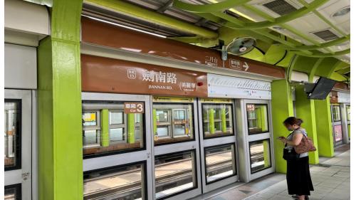 劍南路站位於北安路上，副站名美麗華，於2009年隨著內湖線通車，劍南路站站體為高架四層車站，共設3處出入口，二樓為一夾層，三樓為大廳層及月台層，四樓為天橋層，設有月台連絡天橋，可供民眾選擇搭乘方向，劍南路站設有兩座側式月台及全高式月台門。【圖/二月台，文湖線往動物園方向】