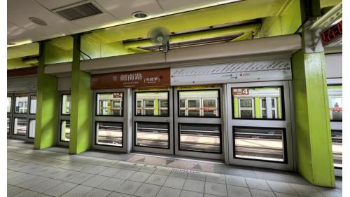 劍南路站位於北安路上，副站名美麗華，於2009年隨著內湖線通車，劍南路站站體為高架四層車站，共設3處出入口，二樓為一夾層，三樓為大廳層及月台層，四樓為天橋層，設有月台連絡天橋，可供民眾選擇搭乘方向，劍南路站設有兩座側式月台及全高式月台門。【圖/二月台，文湖線往動物園方向】