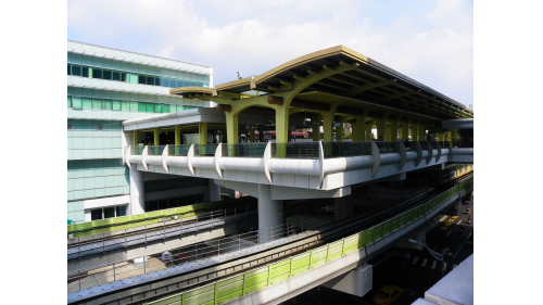 西湖站副站名為德明科大，位於內湖路一段上，於2009年7月正式通車，可於1號出口前往西湖市場，於2樓市場內規劃了許多各式攤位為逛街好去處。西湖車站附近為內湖科技園區，區內多為新建的科技辦公大樓及企業總部，使本站成為內科通勤族的通勤車站。【圖/西湖站上層為穿堂層，下層為月台層】