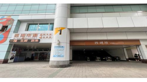西湖站為高架四層車站，副站名為德明科大，位於內湖路一段，共有2處出入口，三樓為月台層，四樓為大廳層，西湖站設有一座島式月台及全高式月台門，係文湖線唯二的高架島式月台，為台北捷運高架車站中，唯一大廳層設於月台層上方之車站，且站體高度高於文湖線其他車站。