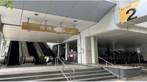 西湖站為高架四層車站，副站名為德明科大，位於內湖路一段，共有2處出入口，三樓為月台層，四樓為大廳層，西湖站設有一座島式月台及全高式月台門，係文湖線唯二的高架島式月台，為台北捷運高架車站中，唯一大廳層設於月台層上方之車站，且站體高度高於文湖線其他車站。