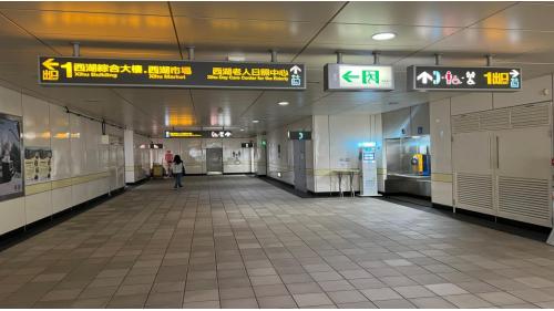 西湖站為高架四層車站，副站名為德明科大，位於內湖路一段，共有2處出入口，三樓為月台層，四樓為大廳層，西湖站設有一座島式月台及全高式月台門，係文湖線唯二的高架島式月台，為台北捷運高架車站中，唯一大廳層設於月台層上方之車站，且站體高度高於文湖線其他車站。