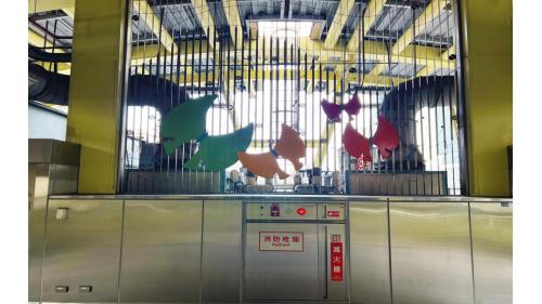 西湖站為高架四層車站，站內設有《蝶舞》，而站外牆面則設有《跨越．蛻變》之公共藝術。
