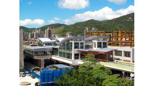 港墘站為高架四層車站，設有2處出入口，三樓為大廳及月台層，四樓為天橋層，可供民眾選擇搭乘方向，港墘站設有側式月台二座及全高式月台門。