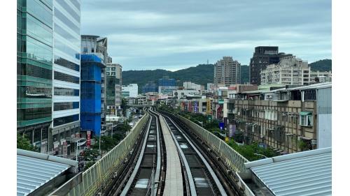 港墘站為高架四層車站，設有2處出入口，三樓為大廳及月台層，四樓為天橋層，可供民眾選擇搭乘方向，港墘站設有側式月台二座及全高式月台門。