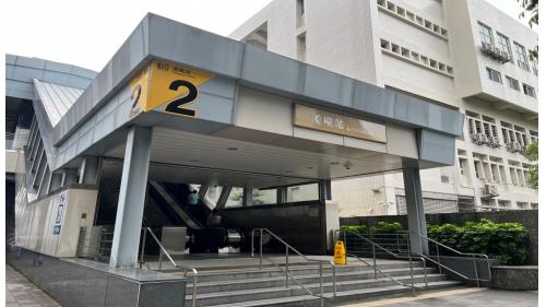 港墘站位於內湖路，於2009年7月通車。站體為為高架四層車站，三樓為大廳及月台層，四樓為天橋層，可供民眾選擇搭乘方向，港墘站設有側式月台二座及全高式月台門。設有2處出入口，出口1位於車站東北側，出口2位於車站西南側(內湖高工)，所有出口均設有無障礙電梯。