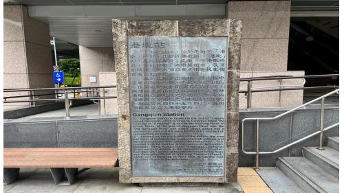 港墘站位於內湖路，於2009年7月通車。站體為為高架四層車站，三樓為大廳及月台層，四樓為天橋層，可供民眾選擇搭乘方向，港墘站設有側式月台二座及全高式月台門。設有2處出入口，出口1位於車站東北側，出口2位於車站西南側(內湖高工)，所有出口均設有無障礙電梯。
