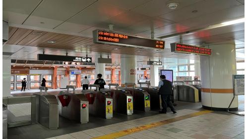 港墘站位於內湖路，於2009年7月通車。站體為為高架四層車站，設有2處出入口，三樓為大廳及月台層，四樓為天橋層，可供民眾選擇搭乘方向，港墘站設有側式月台二座及全高式月台門。其樓梯端牆設有「內湖桃花源」之公共藝術。車站附近有內湖高工及內湖科技園區。【圖/北側穿堂-在第二月台，往動物園方向】