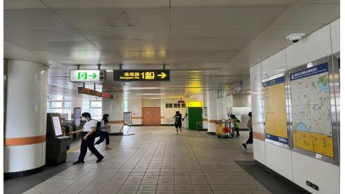 港墘站位於內湖路，於2009年7月通車。站體為為高架四層車站，設有2處出入口，三樓為大廳及月台層，四樓為天橋層，可供民眾選擇搭乘方向，港墘站設有側式月台二座及全高式月台門。其樓梯端牆設有「內湖桃花源」之公共藝術。車站附近有內湖高工及內湖科技園區。【圖/南側穿堂-在第二月台，往動物園方向】