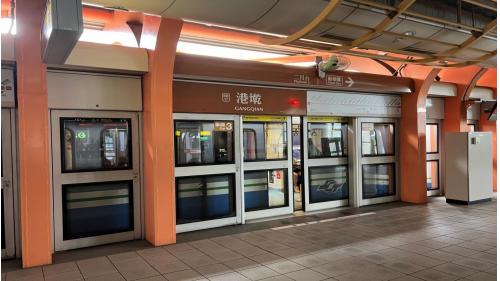 港墘站位於內湖路，於2009年7月通車。站體為為高架四層車站，設有2處出入口，三樓為大廳及月台層，四樓為天橋層，可供民眾選擇搭乘方向，港墘站設有側式月台二座及全高式月台門。其樓梯端牆設有「內湖桃花源」之公共藝術。車站附近有內湖高工及內湖科技園區。【圖/第二月台，往動物園方向】