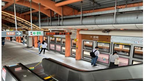 港墘站位於內湖路，於2009年7月通車。站體為為高架四層車站，設有2處出入口，三樓為大廳及月台層，四樓為天橋層，可供民眾選擇搭乘方向，港墘站設有側式月台二座及全高式月台門。其樓梯端牆設有「內湖桃花源」之公共藝術。車站附近有內湖高工及內湖科技園區。【圖/第二月台，往動物園方向】